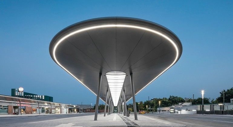Überdachung mit LED-Beleuchtung für einen modernisierten Busbahnhof in Gelsenkirchen