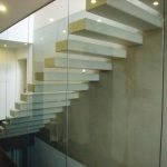 Kragarmtreppe, Beton mit Glaswand