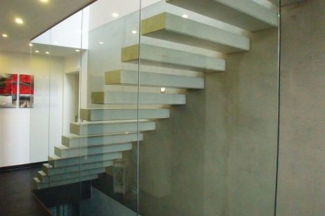 Kragarmtreppe aus Beton – präzise und schnell eingebaut