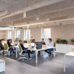 Innenansicht Büroraum im Mix aus Industriestil und Moderne