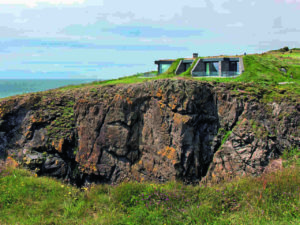 Haus auf schroffen Klippen an der Steilküste Irlands