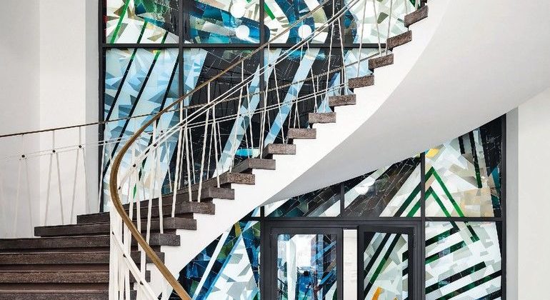 Treppenhaus-Atrium mit geklebter Brandschutzfassade aus großformatigem Echt-Antikglasmosaik