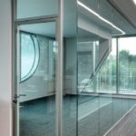 Raumhohe Zarge mit Kämpferprofil und Structural-Glazing-Glastürelement
