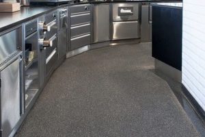 Grauer Küchenboden mit feuchtebeständigem Kunstharz-Oberbelag