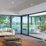 Bodentiefe Wohnzimmerverglasung mit glasfaserverstärkten Fensterprofilen.