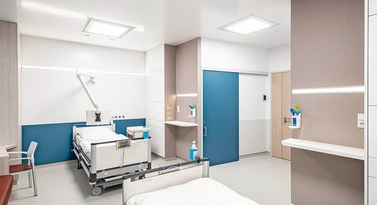 Zwei Krankenhausbetten in hellem Raum
