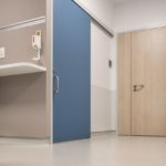 Patientenzimmer mit hygienerelevanten Oberflächen an Türen, Wänden und Böden