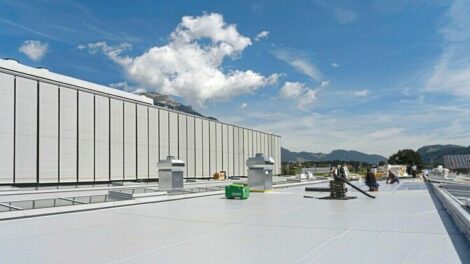 Hybrid-Technologie für sichere und nachhaltige Dachbahn