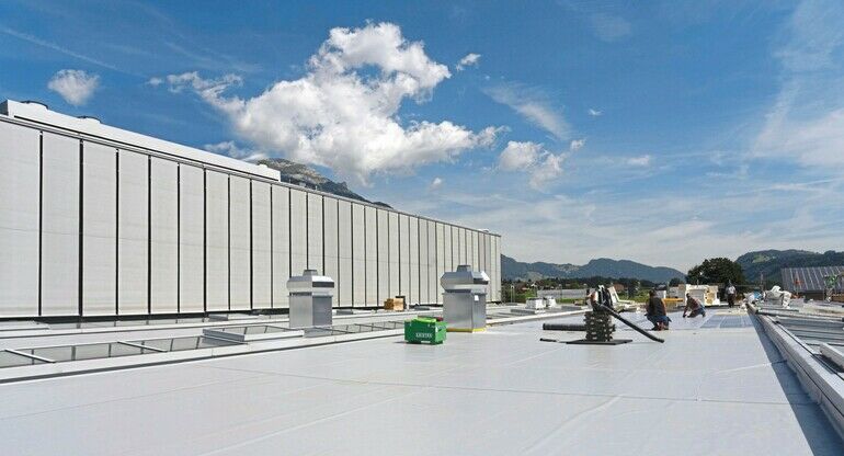 Hybrid-Technologie für sichere und nachhaltige Dachbahn