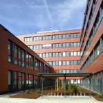 Vorhangfassade aus rötlichen Fassadenziegeln der Bundesagentur für Arbeit in Köln