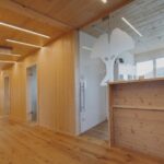 Heller Innenraum mit Holzflächen: Bei der neu interpretierten Holztechnik kommt weder Leim noch Metall zur Verwendung.