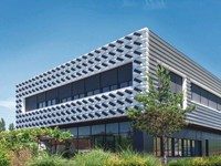 Bürogebäude mit gefalteter Metall-PV-Fassade