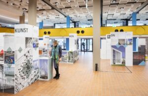 Ausstellung »Kunst und Bau. Perspektiven aus NRW« im Foyer der Technischen Hochschule Ostwestfalen-Lippe in Lemgo