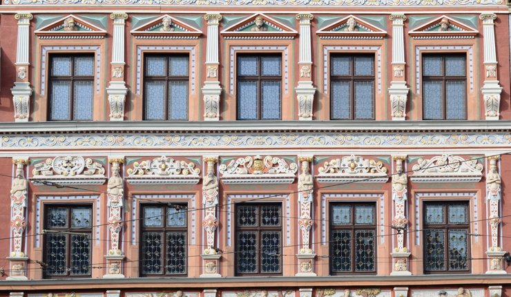 Holzfenster in historischem und denkmalgeschütztem Gebäude