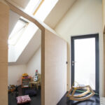 Zimmer mit Dachschräge und Dachfe