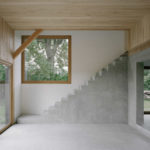 minimalistischer Wohnraum in Holz und Beton