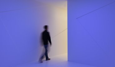 Die bespielbare Lichtdecke im neuen Showroom von Zumtobel in Malmö schafft einzigartige Lichterlebnisse. Foto: Zumtobel Group AG
